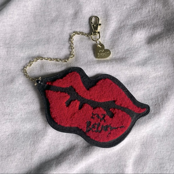 Betsy Johnson Furry Red Lip ID HOLDER or KEY - Picture 1 of 4